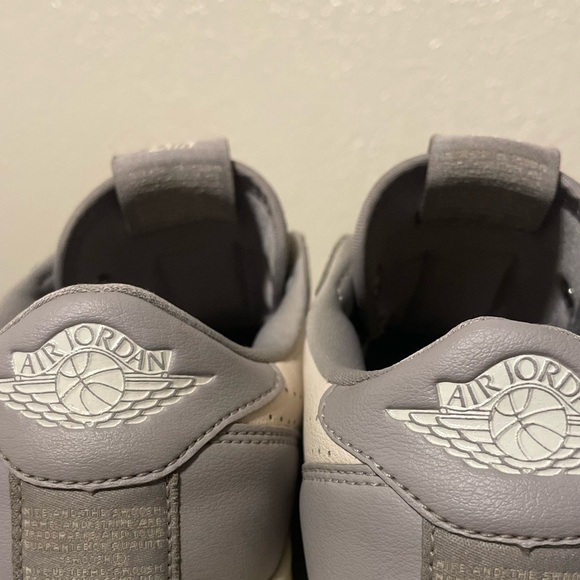 Air Jordan 1 Retro Low Slip Women's Shoes (AV3918-005 Atmosphere Grey Pale Ivory - Picture 5 of 8